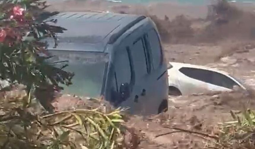 Hatay’da sel felaketi: Araçlar sürüklendi, yollar göle döndü