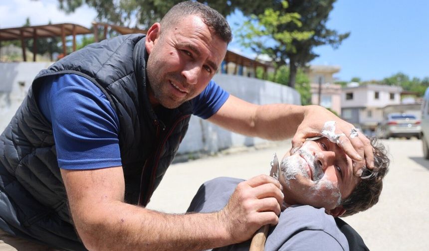 Hataylı ustadan inanılmaz yöntem bıçakla tıraş ediyor!