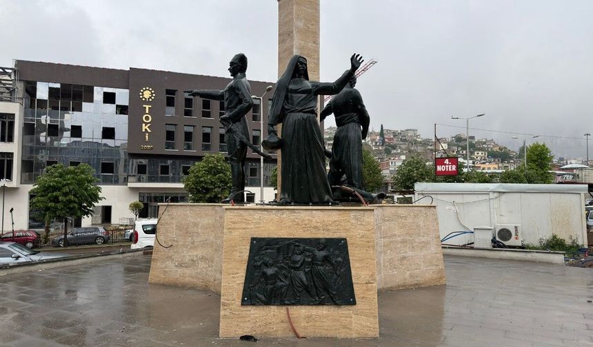 Kahramanmaraş Kıbrıs Meydanı'ndaki anıt yerine yerleştirildi