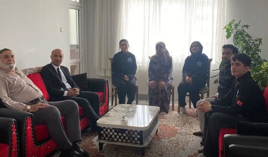 Kahramanmaraşlı gençlerden ihtiyaç sahiplerine yemek