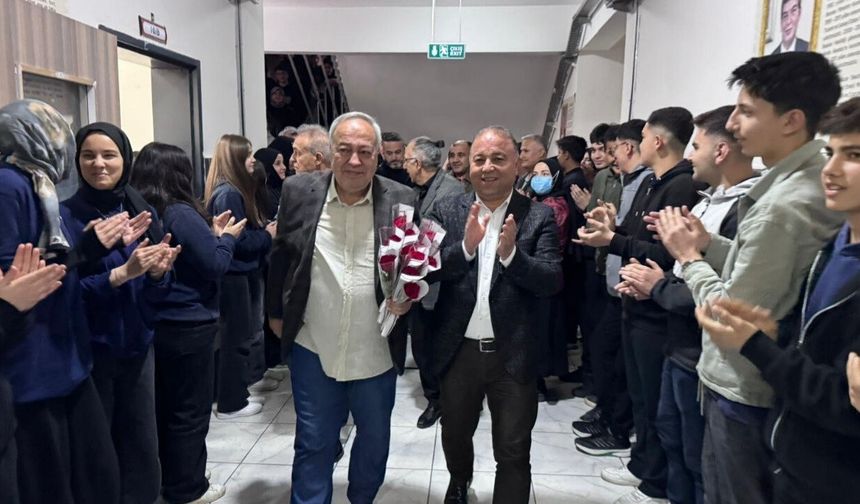 Kahramanmaraş'ta 40 yıllık edebiyat öğretmeni emekli oldu