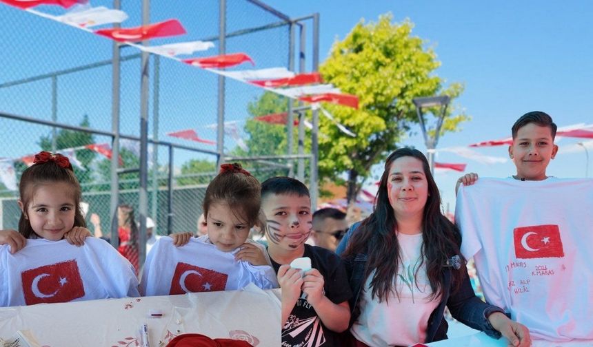 Kahramanmaraş’ta 600 anne ve çocukla bayrak temalı tişört boyama etkinlik