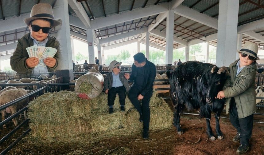 Kahramanmaraş'ta Babasına Yardım Eden Minik Efe Pazarın Maskotu Oldu