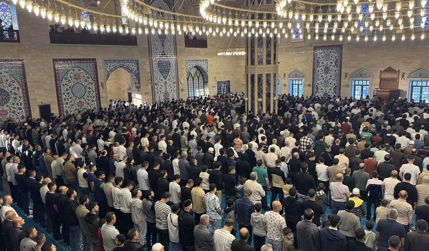 Kahramanmaraş’ta Bayram Coşkusu: Abdulhamithan Camisi Doldu Taştı