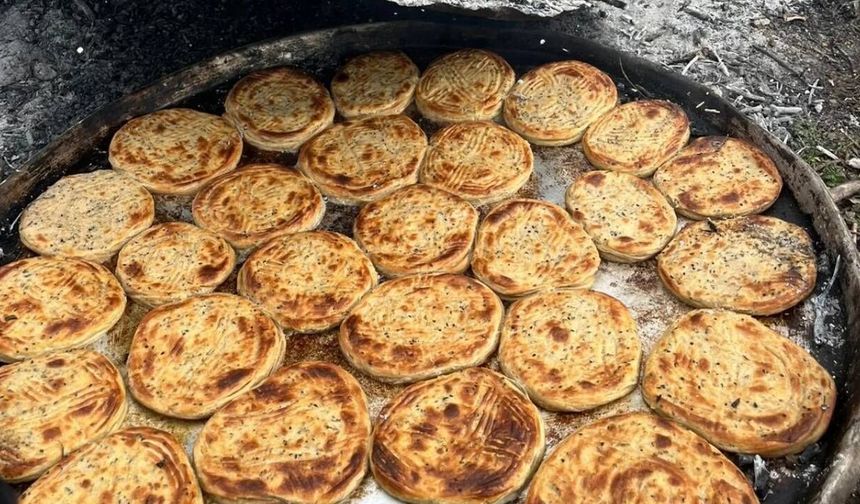 Kahramanmaraş'ta bayramın müjdecisi! Kömbeler fırına girdi
