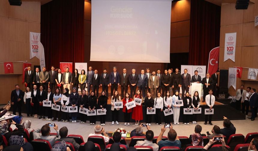 Kahramanmaraş'ta "Gençler Kürsüde" finalinde nefesler tutuldu!