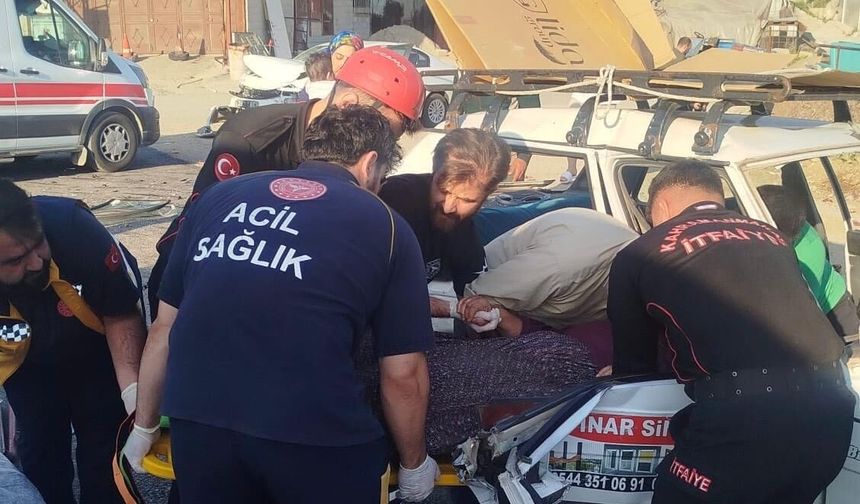 Kahramanmaraş’ta İki Otomobil Çarpıştı: 3 Yaralı