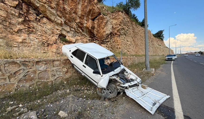 Kahramanmaraş’ta Kontrolden Çıkan Otomobil Refüje Çarptı