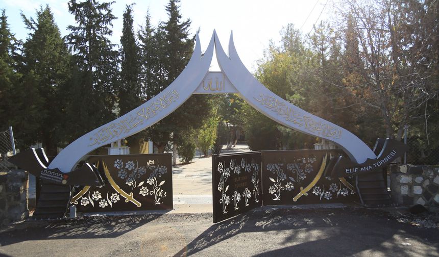 Kahramanmaraş’ta Türbe Alanında Heykeli Ateşe Vermeye Çalıştı