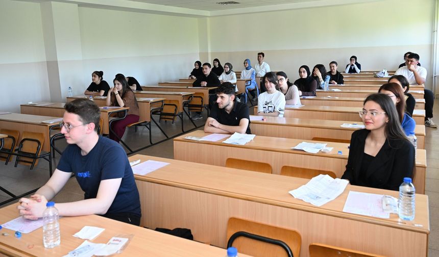 Kahramanmaraş’ta Üniversiteye Hazırlanan Gençler İçin Ödüllü Sınav Yapıldı