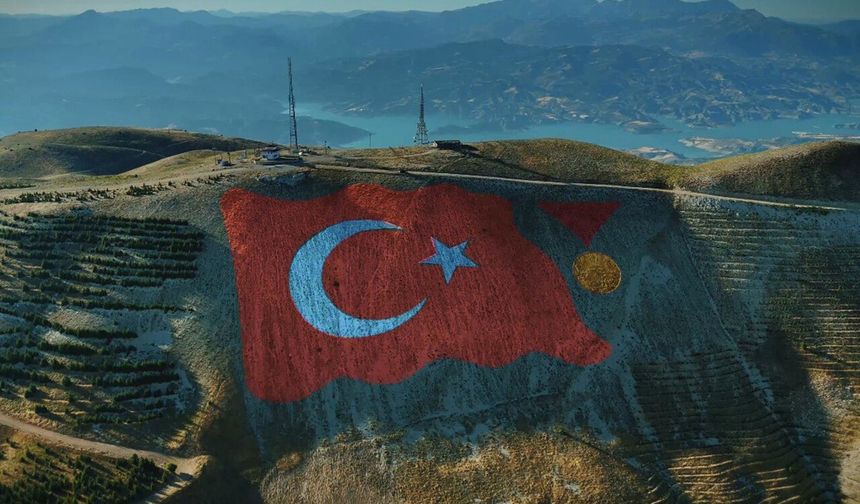 Kahramanmaraş'taki dev Türk bayrağını yenileme çalışması başladı