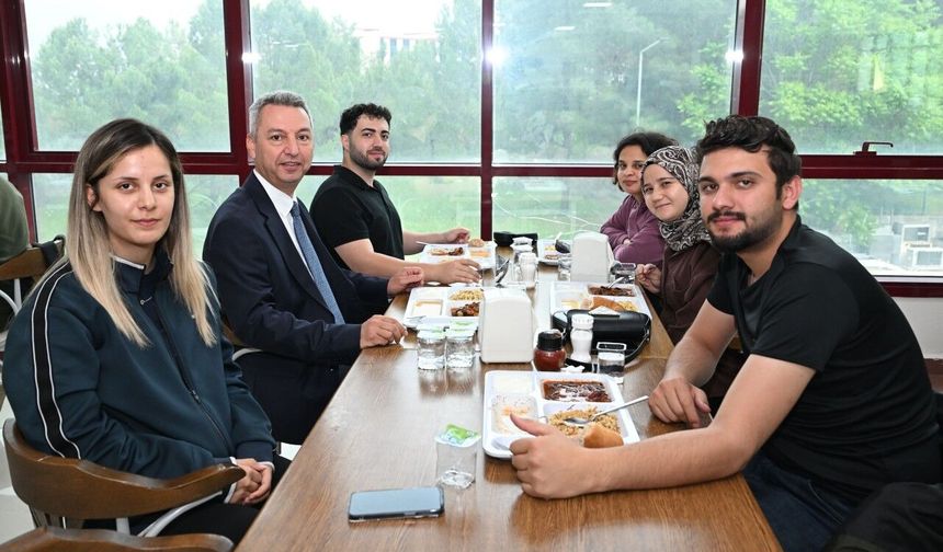 KSÜ Rektörü Okumuş öğrencilerin sofrasına konuk oldu