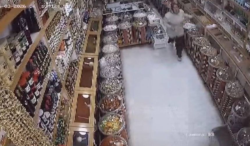 Kahramanmaraş 4.4 ile sallandı, deprem anı güvenlik kamerasına yansıdı