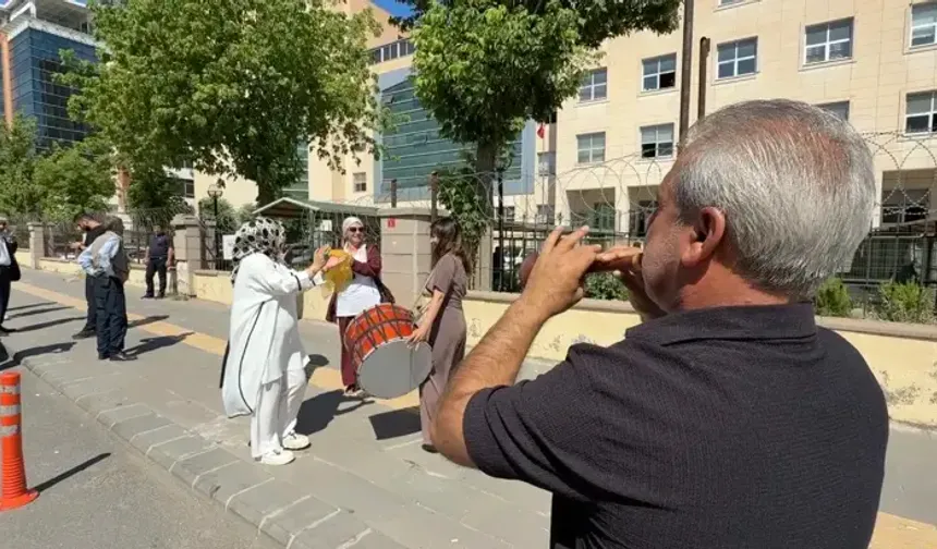 24 yıllık evliliğin bitişini davul zurnayla kutladı