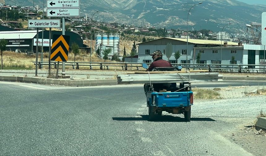 Kahramanmaraş'ta trafikte beklerken motosiklet üzerinde oynamaya başladı
