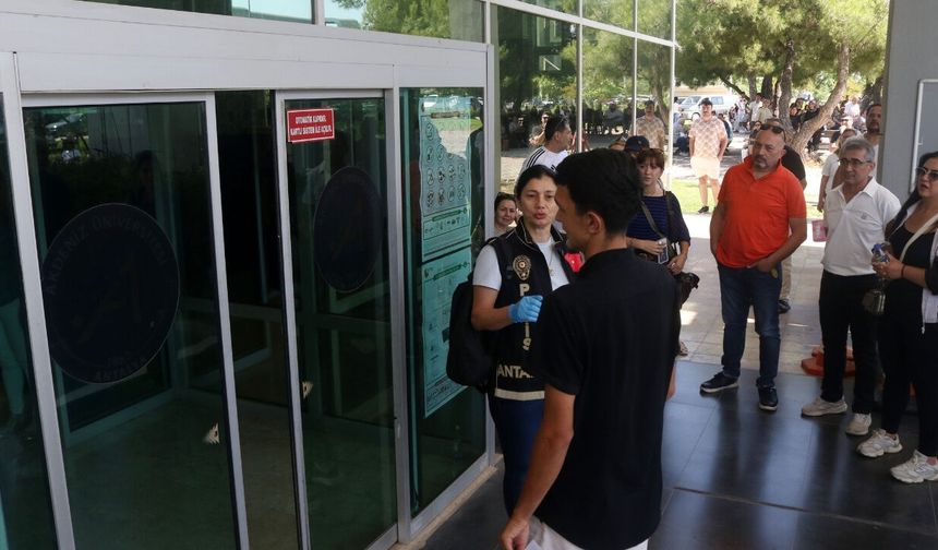 Aracını park edemeyince sınava geç kalan aday içeri alınmadı