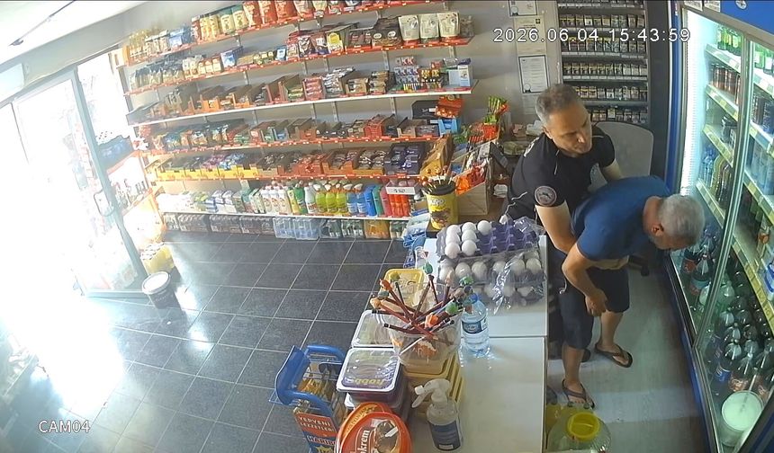 Boğazına şeker kaçan bakkalı, polis Heimlich manevrasıyla böyle kurtardı