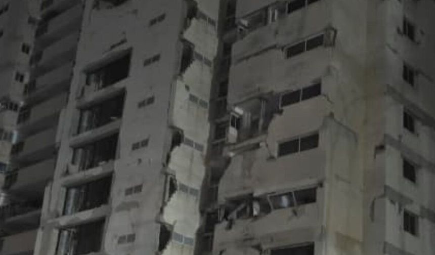 7.2 ve 7.5'lik depremi yaşayan Türk: "Her yer cehennem, her yer yıkıldı"