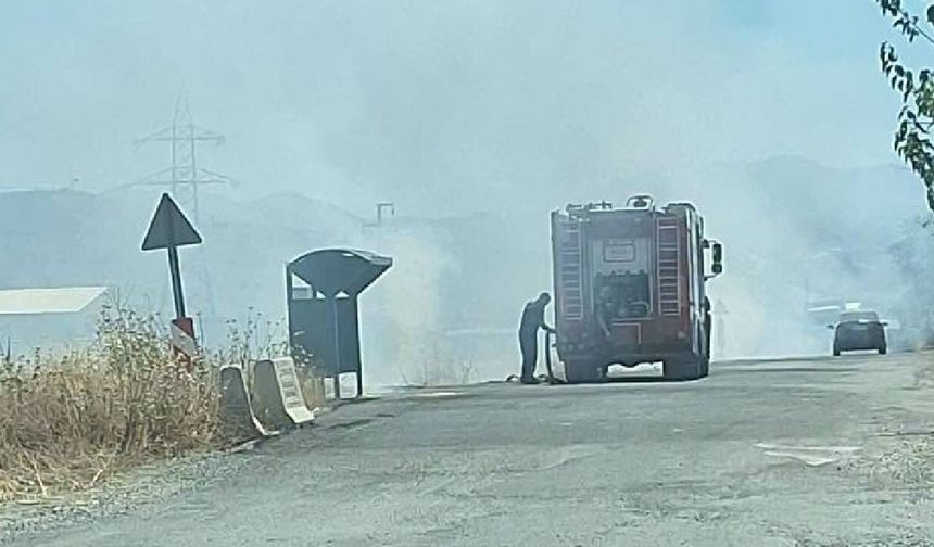 Kahramanmaraş'ta yol üzerindeki otluk alan alev alev yandı
