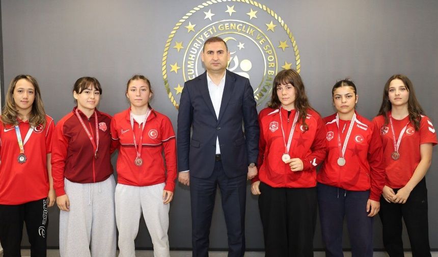 Kahramanmaraşlı genç güreşçiler 7 madalyayla döndü!