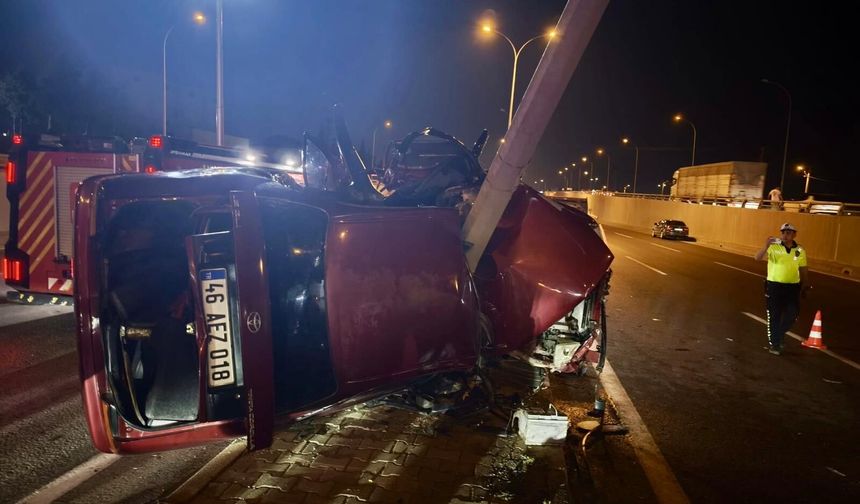 Kahramanmaraş’ta Kontrolden Çıkan Araç Direğe Çarptı: 1’i Ağır 2 Yaralı