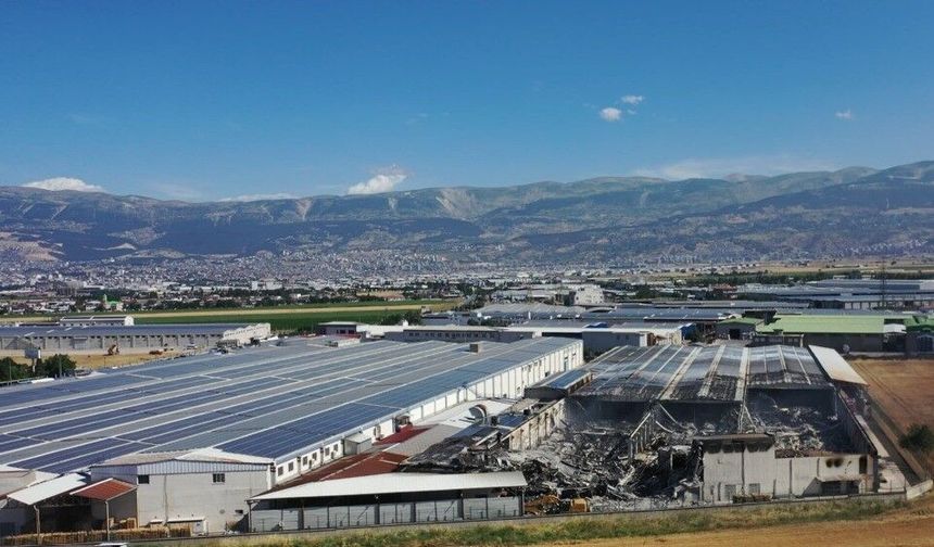 Tekstil fabrikasındaki yangının hasarı gün ağarınca ortaya çıktı