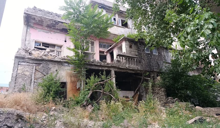 Kahramanmaraş’ta yıkım bekleyen 35 bina mahalleyi huzursuz etti