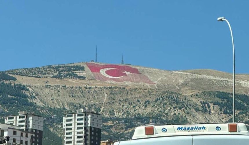 Kahramanmaraş'taki dev Türk bayrağı yenileniyor