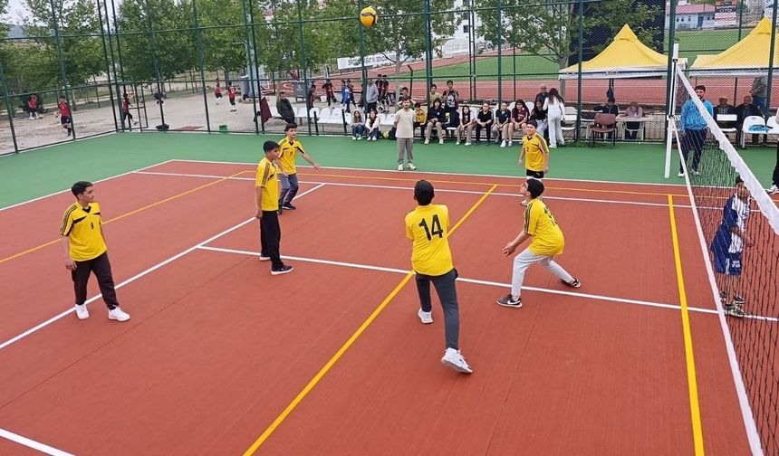 Pazarcık’ta 40 okul takımı voleybol şampiyonu için yarıştı