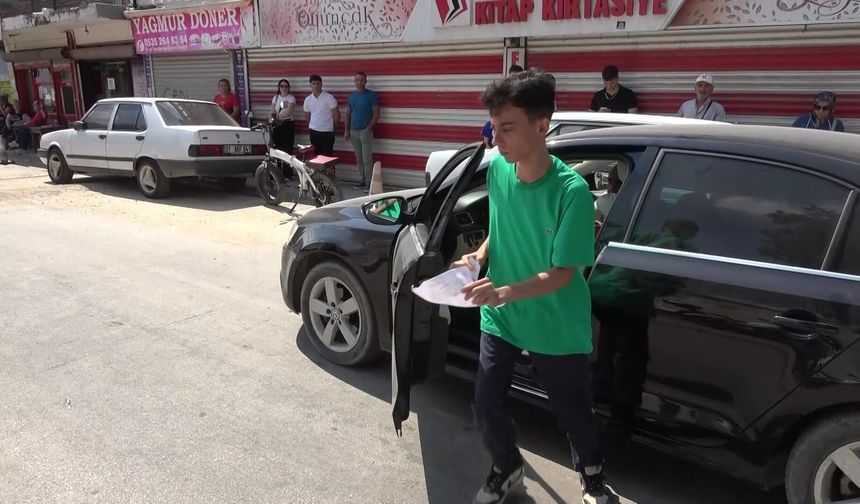 Sınava 1 Dakika Kala Yetişti, Aracının El Frenini Çekmeden Araçtan Fırlayıp Okula Koştu