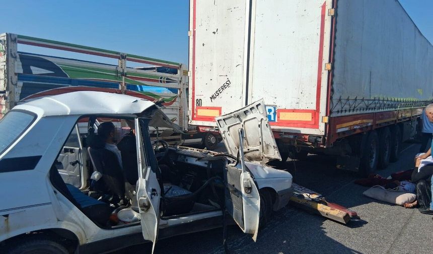 Tıra çarpan otomobilde 3’ü çocuk 5 kişi yaralandı