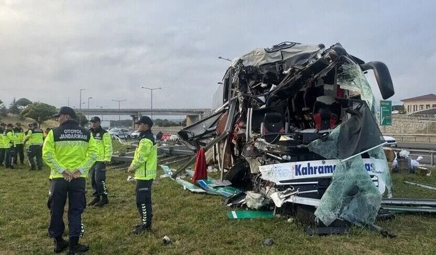 Kahramanmaraş plakalı yolcu otobüsü, tabelaya çarptı: 5'i ağır, 13 yaralı