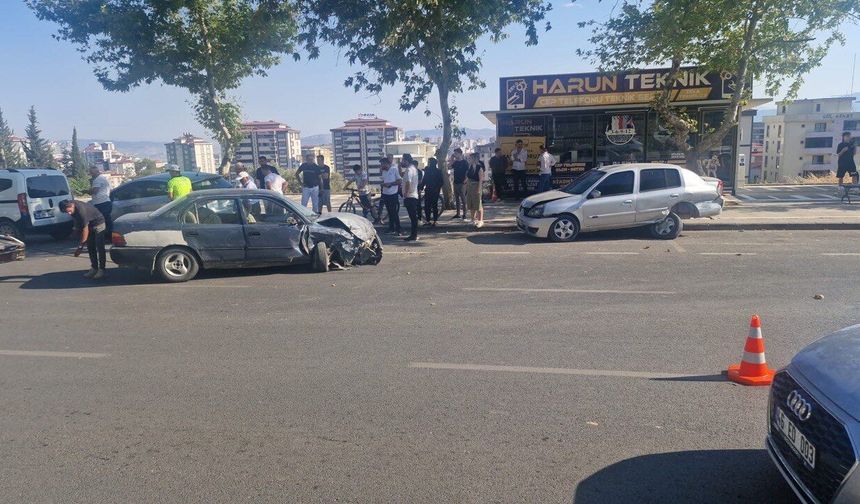 Kahramanmaraş’ta 6 aracın karıştığı zincirleme kaza: 1 yaralı