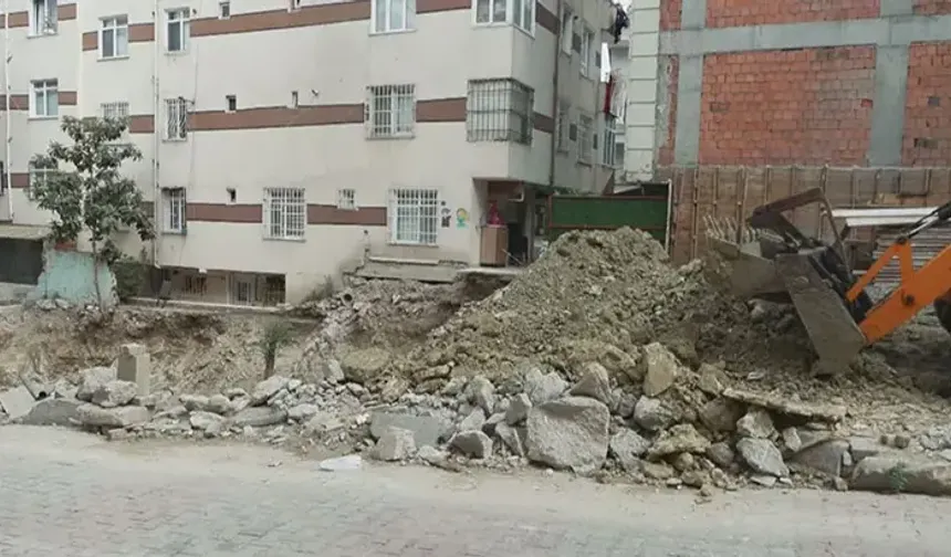 6 katlı bina tahliye edildi; 'iki kaçak kat ilave edilmiş'