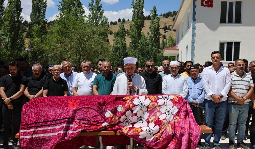 Bolu'daki kazada hayatını kaybeden Beyazıt Sürmeli Kahramanmaraş'ta toprağa verildi