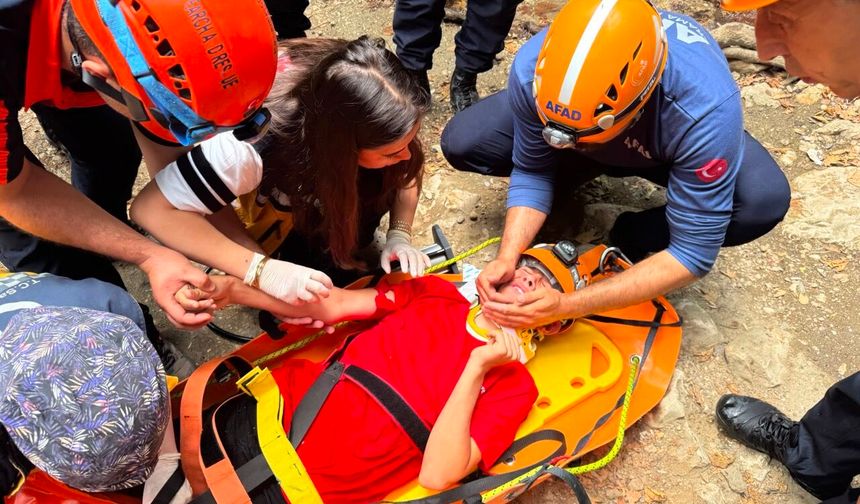 Kahramanmaraş'ta kayalıklara düşerek yaralanan çocuk kurtarıldı