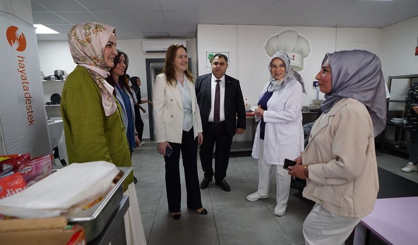 Engelsiz Yaşam Merkezi’nde özel bireylerin eserleri görücüye çıktı