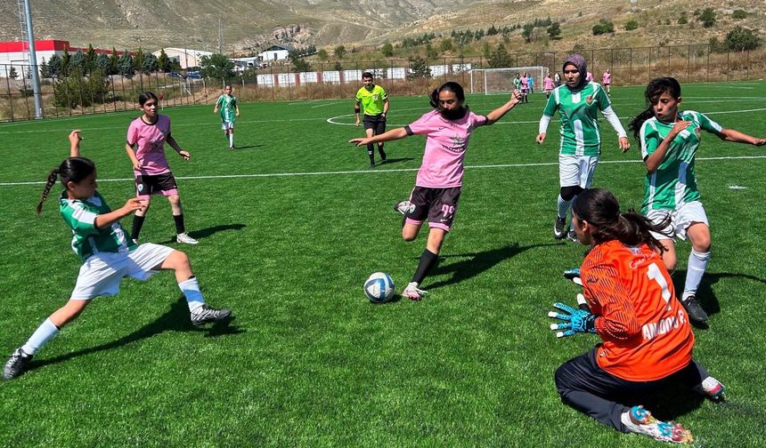 Kahramanmaraşlı kızlar Türkiye Finalleri biletini kaptı