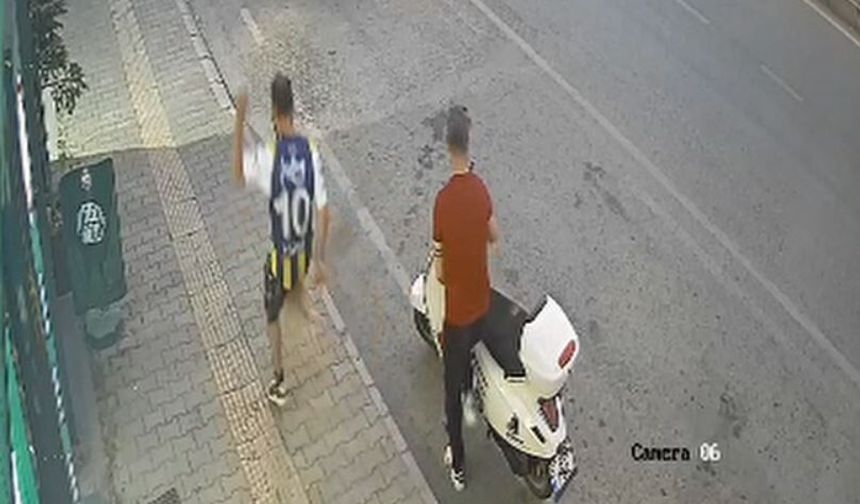 Önündeki kediye tekme attı; O anlar kamerada