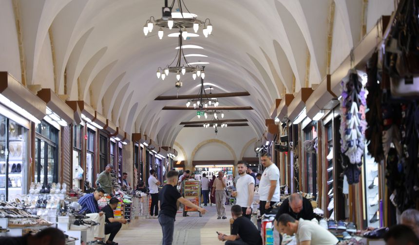 Kahramanmaraş'ın Asırlık Çarşısı Yazın Doğal Serinliğiyle Dikkat Çekiyor