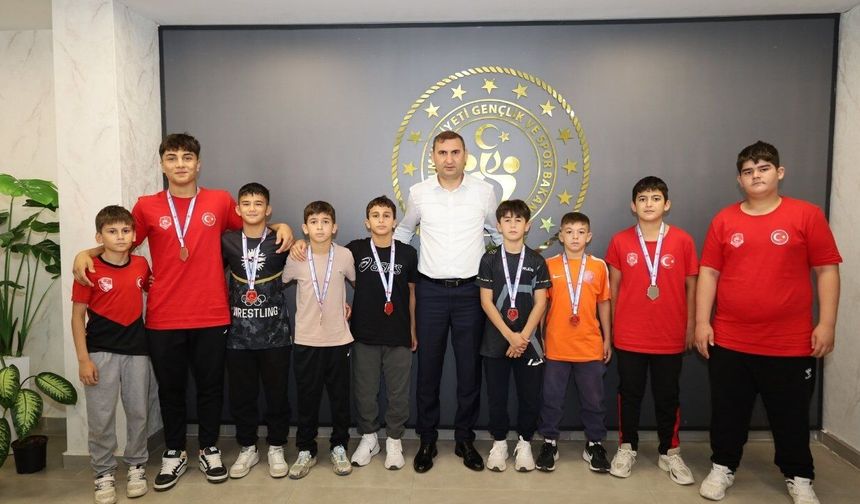 Kahramanmaraşlı minik güreşçilerden İl Müdürlüğüne anlamlı ziyaret