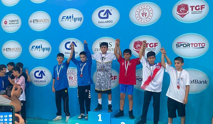 Kahramanmaraşlı Minik Pehlivanlar Ankara'yı Fethetti! 5 Türkiye Şampiyonluğu Geldi