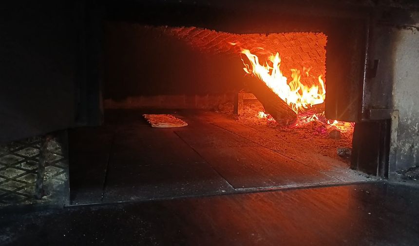 Kahramanmaraş'ta 400 Derecelik Ekmek Mesaisi! Ustalar Ateşin İçinde Çalışıyor