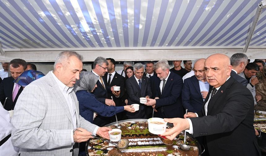 Kahramanmaraş'ta Gelenek Devam Etti: 5 Bin Kişiye Aşure Dağıtıldı