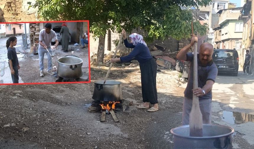 Kahramanmaraş'ta mahalleli imece usulü aşure yaptı