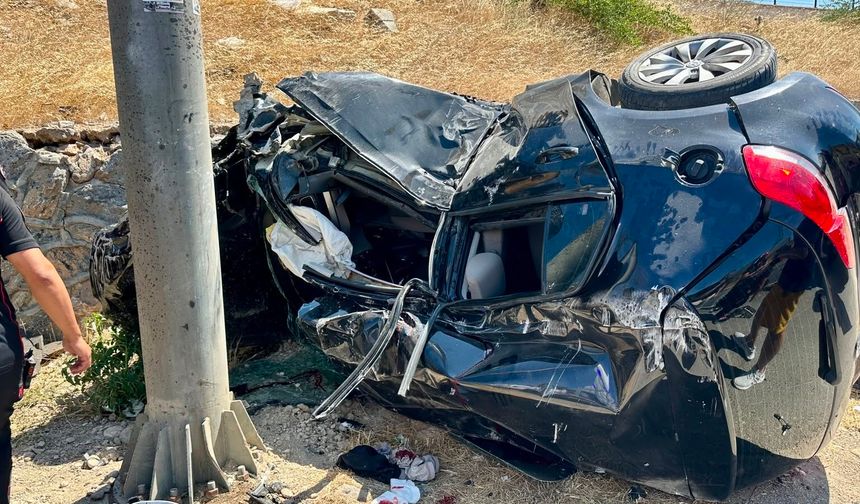 Kahramanmaraş'ta Otomobil KGYS Direğine Çarptı: 2 Kişi Ağır Yaralandı