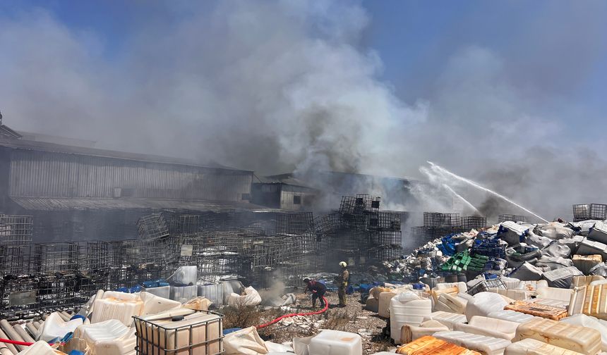 Kahramanmaraş'ta plastik fabrikasındaki yangın söndürüldü