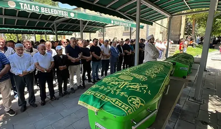 Kazada ölen uzman çavuş, eşi ve 8 aylık bebekleri toprağa verildi