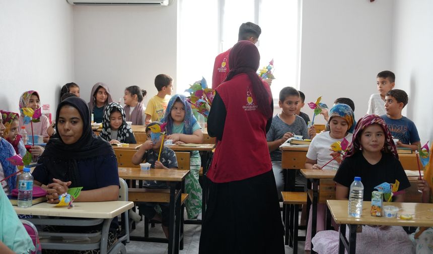 Onikişubat Belediyesi Çocukları Unutmadı! Camilerde Hediyeler Dağıtıldı