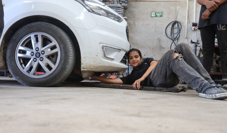 Sanayinin prensesi! Motor söküyor, şanzıman tamir ediyor